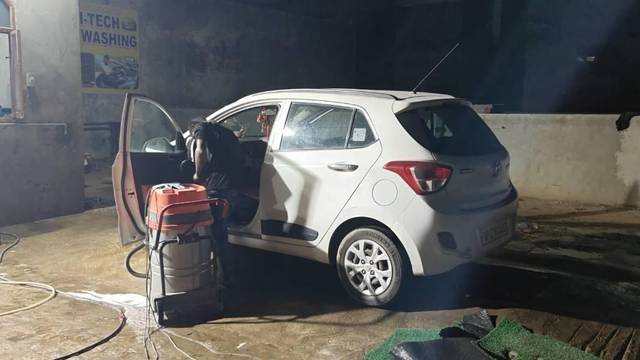 https://images10.gaadi.com/usedcar_image/4600209/original/processed_processed_5a5be2b5-c9f0-4728-b98c-15aafc79d0c1.jpg?imwidth=6400