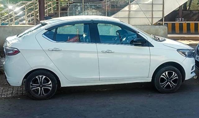 https://images10.gaadi.com/usedcar_image/4600462/original/processed_9614f1bc-27b6-4d8b-8a02-f075973bf892.jpg?imwidth=6401