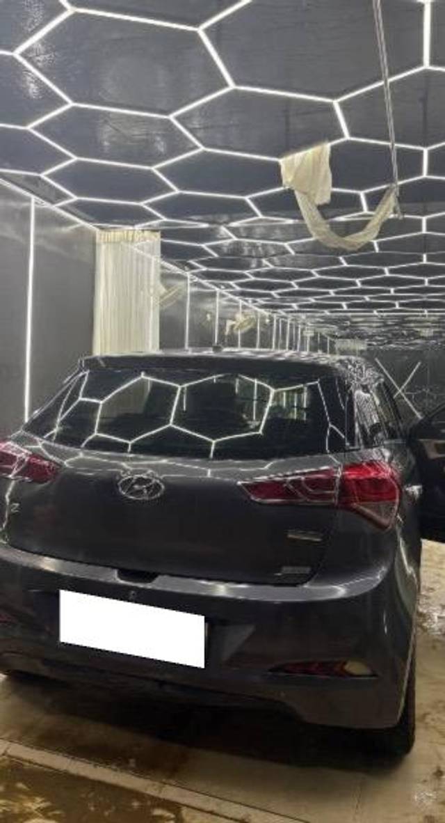 https://images10.gaadi.com/usedcar_image/4600517/original/processed_915858e3-051c-471b-8a5a-16ed72cda738.jpeg?imwidth=6400