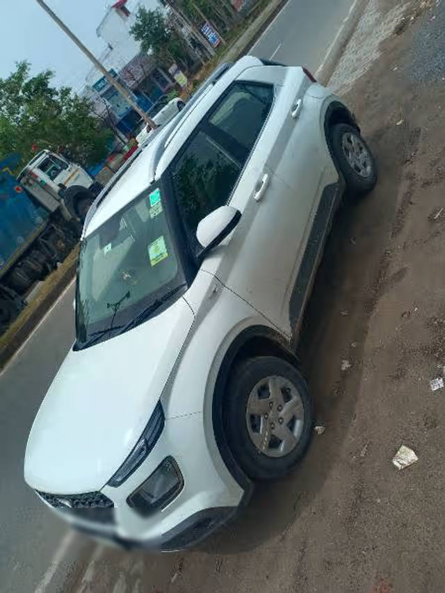 https://images10.gaadi.com/usedcar_image/4600581/original/adf2d328-7a75-43f8-bcf3-a8eafc9290c8.png?imwidth=6400
