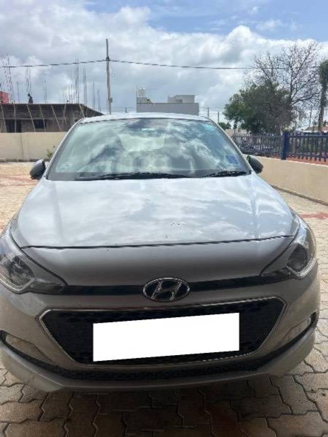 https://images10.gaadi.com/usedcar_image/4600599/original/processed_a607ae72-e5a8-4b0d-a08c-10849f286cbf.jpg?imwidth=6400