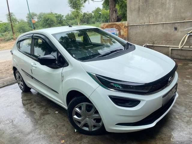 https://images10.gaadi.com/usedcar_image/4600611/original/processed_33a30825-238f-4e2b-81b1-4a516986d4c3.jpg?imwidth=6400