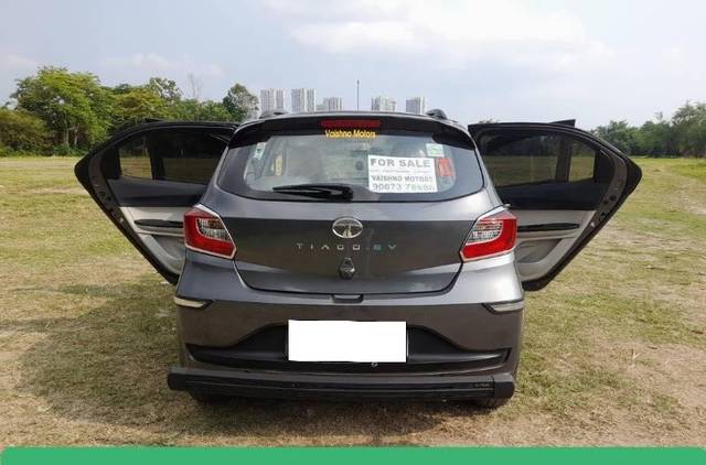 https://images10.gaadi.com/usedcar_image/4600675/original/processed_2b73bad9cc5bcbf6aa9f14e1f005718c.jpeg?imwidth=6402