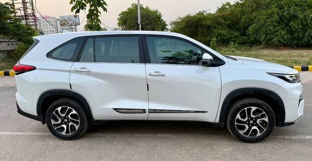 https://images10.gaadi.com/usedcar_image/4600690/original/processed_66102620-a5a4-43cc-8110-a7925c4e8b84.jpeg?imwidth=6401