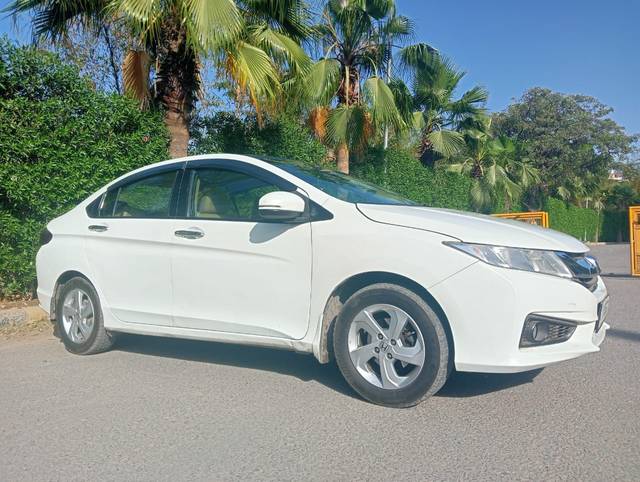 https://images10.gaadi.com/usedcar_image/4600721/original/8c7b03e917bc9ca1156537a82d42818a.jpg?imwidth=6400