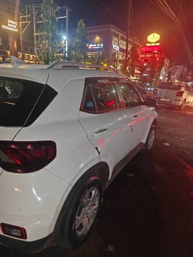 https://images10.gaadi.com/usedcar_image/4600810/original/processed_d17497b8-d51d-4249-af8b-d99448ebfe51.jpg?imwidth=6401