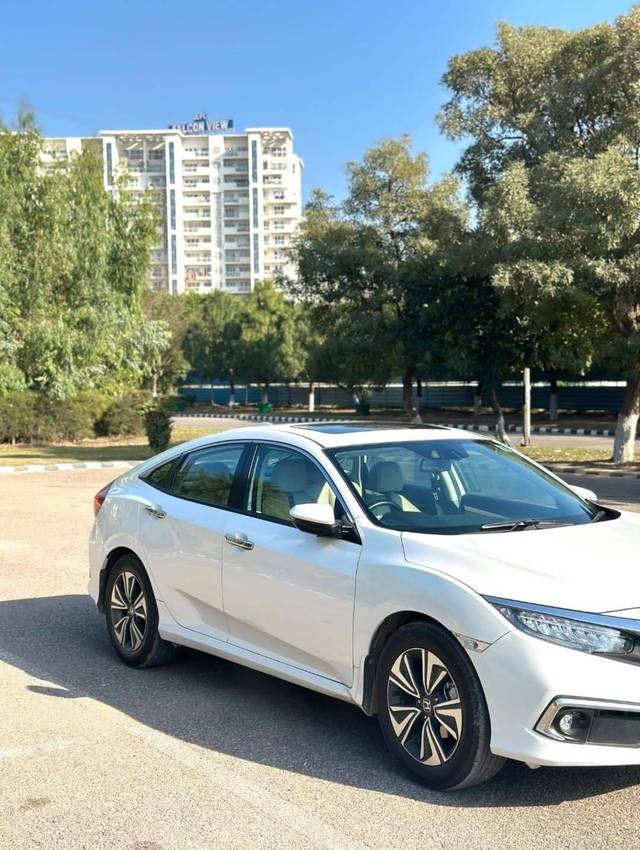 https://images10.gaadi.com/usedcar_image/4600831/original/processed_3e38401f30d1cc86ee3080845d88bf08.jpg?imwidth=6400