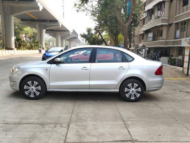 https://images10.gaadi.com/usedcar_image/4600891/original/processed_f6274a23b02bc64ac1269cac2db490b4.jpg?imwidth=6402