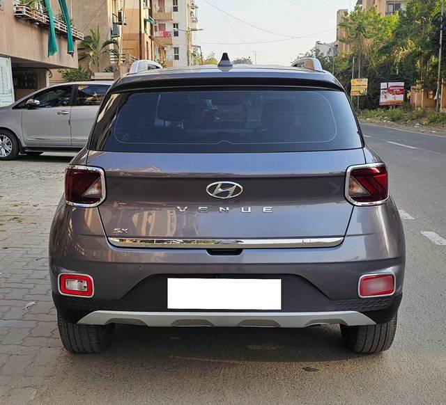 https://images10.gaadi.com/usedcar_image/4601107/original/processed_da3f69b25aa303c568c03c5d232cf017.jpg?imwidth=6401