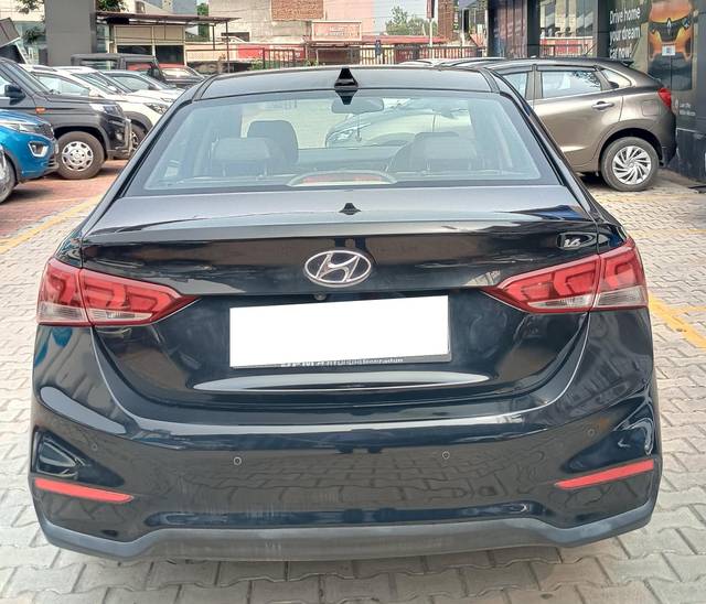 https://images10.gaadi.com/usedcar_image/4601147/original/processed_f7cc771c-d0d7-4bfa-895a-277fca810c6a.jpg?imwidth=6402