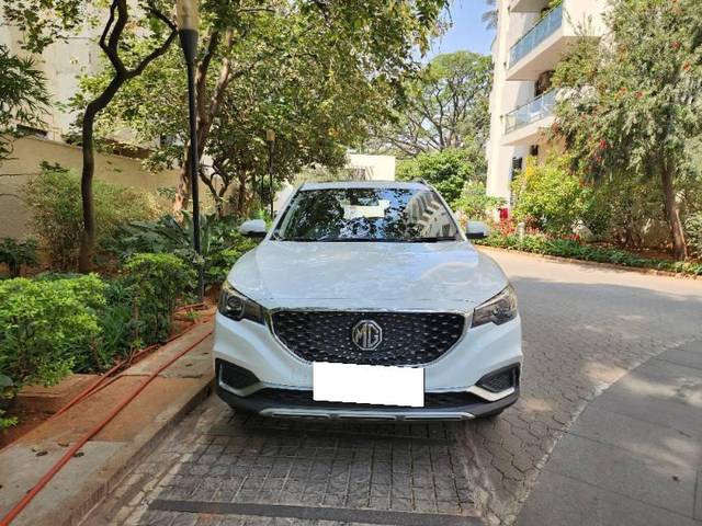 https://images10.gaadi.com/usedcar_image/4601157/original/processed_534242af-8177-4b70-b5d7-695d7346d0c2.jpg?imwidth=6402