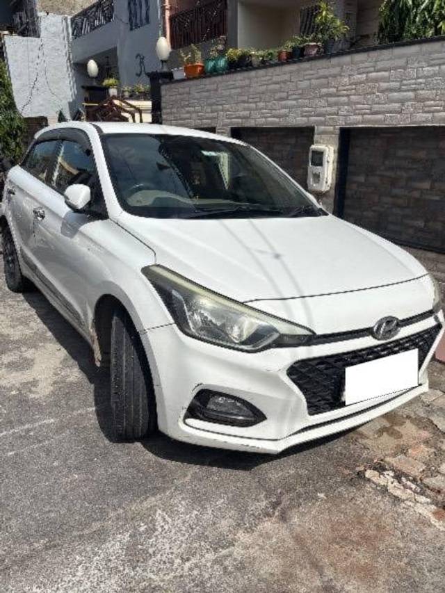 https://images10.gaadi.com/usedcar_image/4601247/original/processed_a767f7b2-8ca0-4a7d-93df-d680ea22cca1.jpg?imwidth=6400