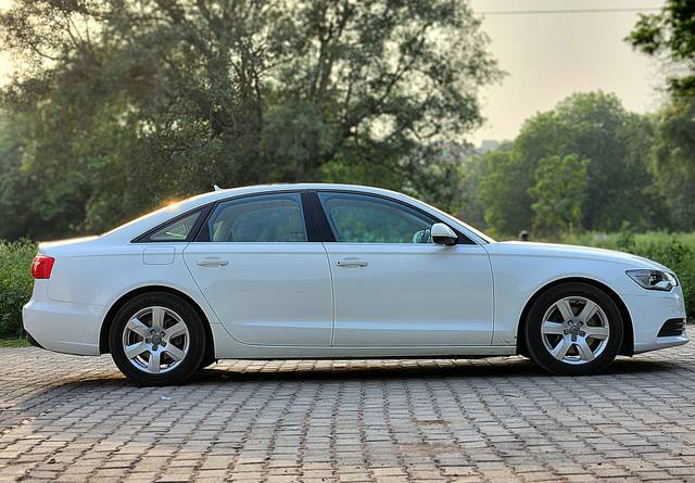 https://images10.gaadi.com/usedcar_image/4601382/original/2ff7584b7e2988740eb667284dcdbd25.jpg?imwidth=6401
