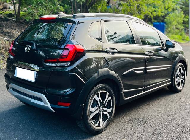 https://images10.gaadi.com/usedcar_image/4601417/original/processed_0a4a8c449e9b8cb97da9b0bf72b9708b.jpeg?imwidth=6401