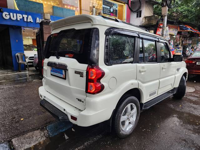 https://images10.gaadi.com/usedcar_image/4601426/original/processed_b38c48f6747220f57f61ac875dc75792.jpg?imwidth=6401