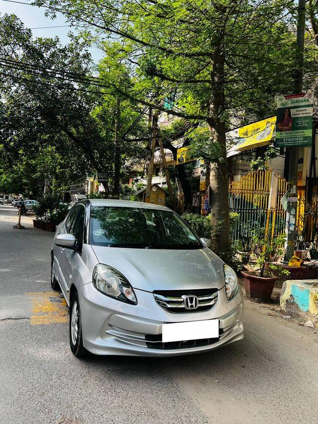 https://images10.gaadi.com/usedcar_image/4601455/original/processed_e84ab9fd75981643b2d885bf51274de8.jpg?imwidth=6400