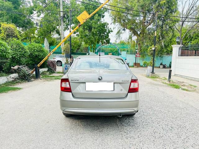 https://images10.gaadi.com/usedcar_image/4601466/original/processed_52134c94f14b0f0690960f7f1d1c9857.jpg?imwidth=6402