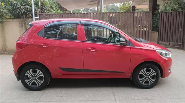 https://images10.gaadi.com/usedcar_image/4601576/original/990522c803f43491ea1c6f5ca439d1a7.jpg?imwidth=6401
