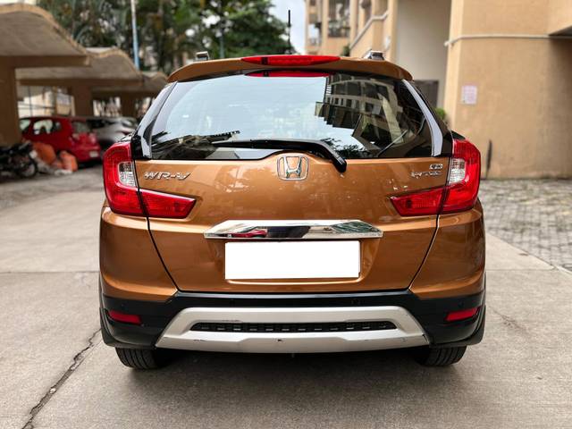 https://images10.gaadi.com/usedcar_image/4601592/original/processed_e19f4c29-e09b-4bcf-903f-a02f0eb71c09.jpg?imwidth=6402