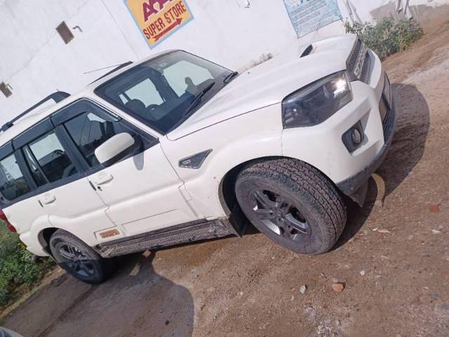 https://images10.gaadi.com/usedcar_image/4601861/original/processed_dfdd3e65-6af9-454a-87ab-d2e81714fb00.jpg?imwidth=6402