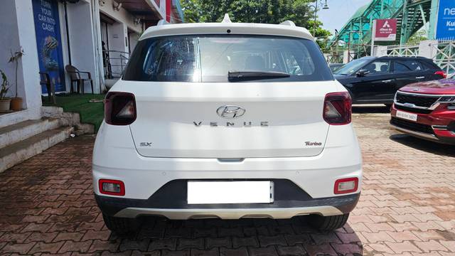 https://images10.gaadi.com/usedcar_image/4602001/original/processed_6d294106963cd907f8ccd70019416ce5.jpg?imwidth=6402