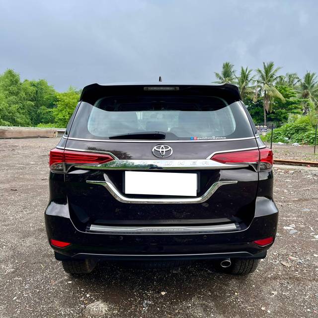 https://images10.gaadi.com/usedcar_image/4602166/original/processed_b071bd40cae53221aa9ed8b5e2cdf62d.JPG?imwidth=6402