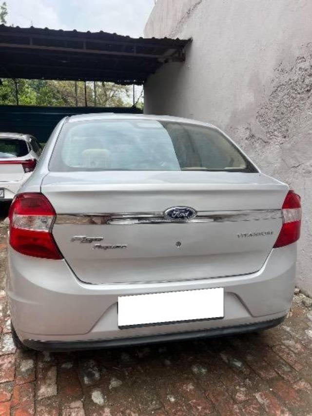 https://images10.gaadi.com/usedcar_image/4602197/original/processed_4f5340dd-0e37-4552-bd7c-6e23be626f9f.jpeg?imwidth=6402