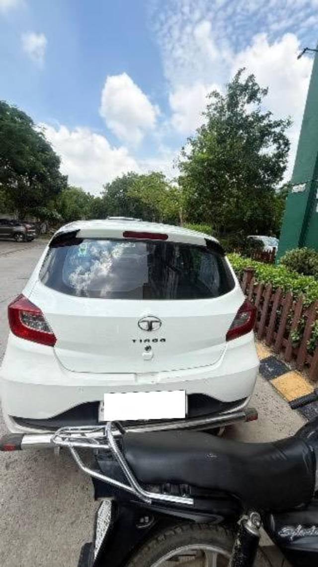 https://images10.gaadi.com/usedcar_image/4602231/original/processed_b75b6104-d65a-4ad0-b866-f7dc4de95944.jpeg?imwidth=6401