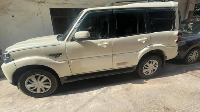 https://images10.gaadi.com/usedcar_image/4602396/original/processed_5359b089-228d-4a56-82b9-3d025a65e6d5.jpeg?imwidth=6400