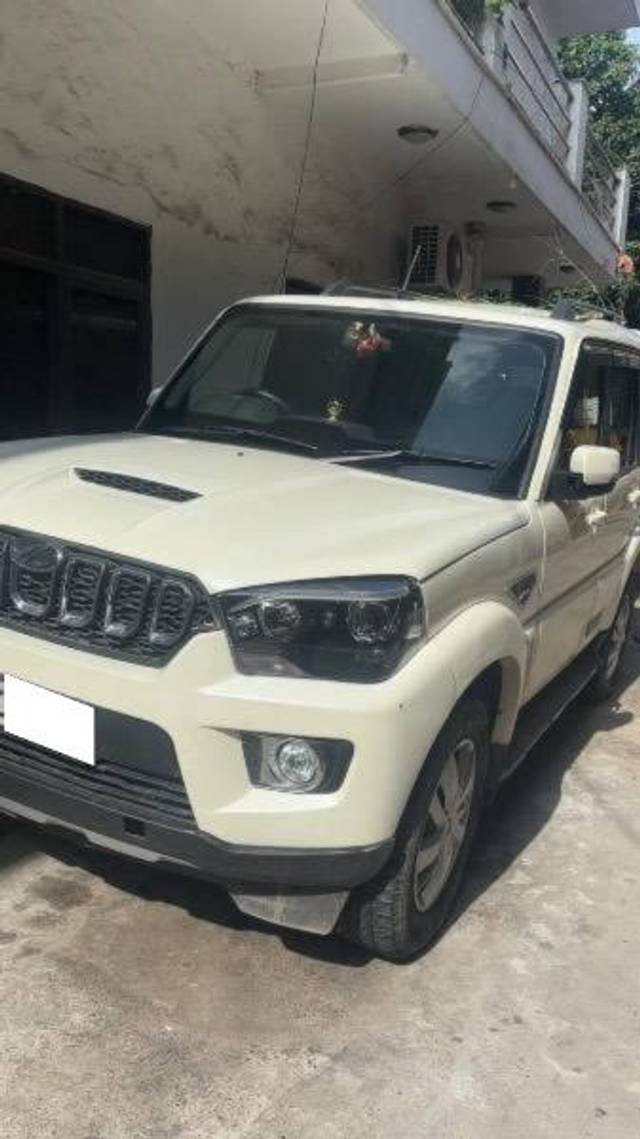 https://images10.gaadi.com/usedcar_image/4602396/original/processed_d268950a-f051-43e8-821c-87dda815016a.jpeg?imwidth=6402