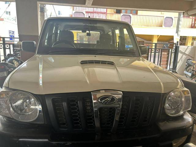 https://images10.gaadi.com/usedcar_image/4602457/original/processed_7a97f56f-0b0e-4023-b55f-63a08b10fe44.jpg?imwidth=6402