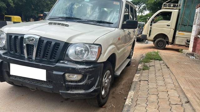 https://images10.gaadi.com/usedcar_image/4602457/original/processed_f82f76d8-5505-4333-8f84-9a7b30b351c9.jpg?imwidth=6401