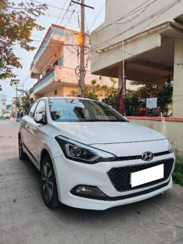 https://images10.gaadi.com/usedcar_image/4602612/original/processed_83ca0f71-c85d-483b-844c-1bab9c458abc.jpg?imwidth=6400
