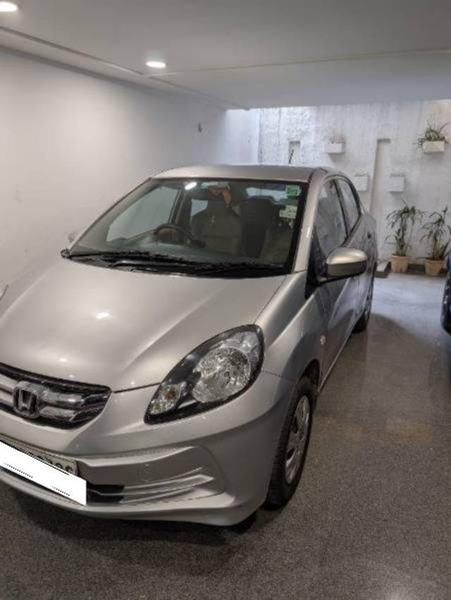 https://images10.gaadi.com/usedcar_image/4602655/original/processed_0652ebe0-78c5-4e6b-94eb-54111522f259.jpg?imwidth=6402