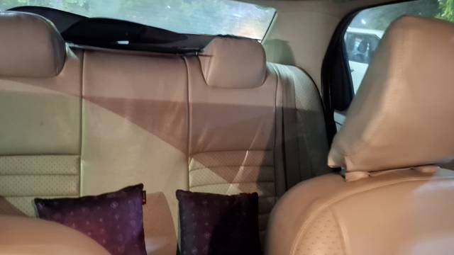 https://images10.gaadi.com/usedcar_image/4602665/original/122dac1e5429c4e9f33e2eaa56da404a.jpg?imwidth=6402