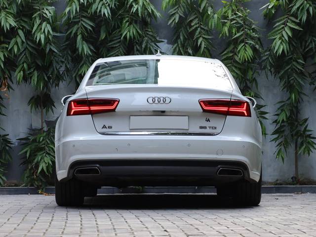 https://images10.gaadi.com/usedcar_image/4602701/original/processed_afb8ec8db2bc7959b3b10831dc78ccbf.jpg?imwidth=6402
