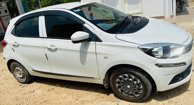 https://images10.gaadi.com/usedcar_image/4602704/original/processed_83a0bb8e-0c55-4026-b3f1-dce8364d5956.jpeg?imwidth=6401