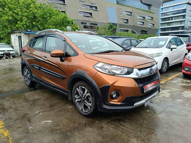 https://images10.gaadi.com/usedcar_image/4602732/original/processed_58d4a9bcd3232a3b6e9bcf0ff173cb66.jpg?imwidth=6400