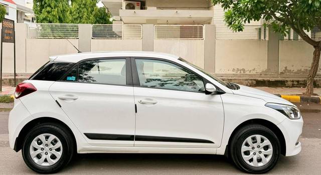 https://images10.gaadi.com/usedcar_image/4602736/original/processed_a7a40ad090d5e46fb88fc271f7244782.jpg?imwidth=6401