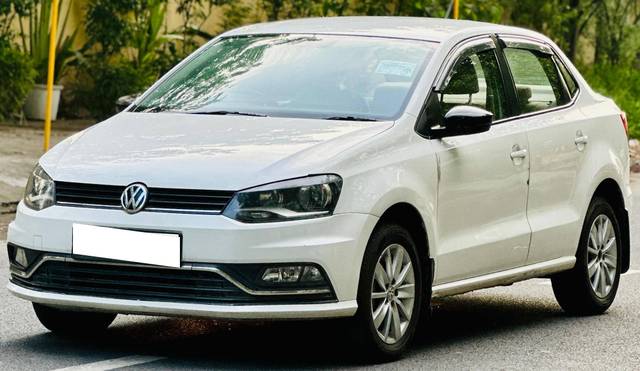 https://images10.gaadi.com/usedcar_image/4602817/original/processed_17bf48cefecded0e1bef603d3a526894.jpg?imwidth=6402