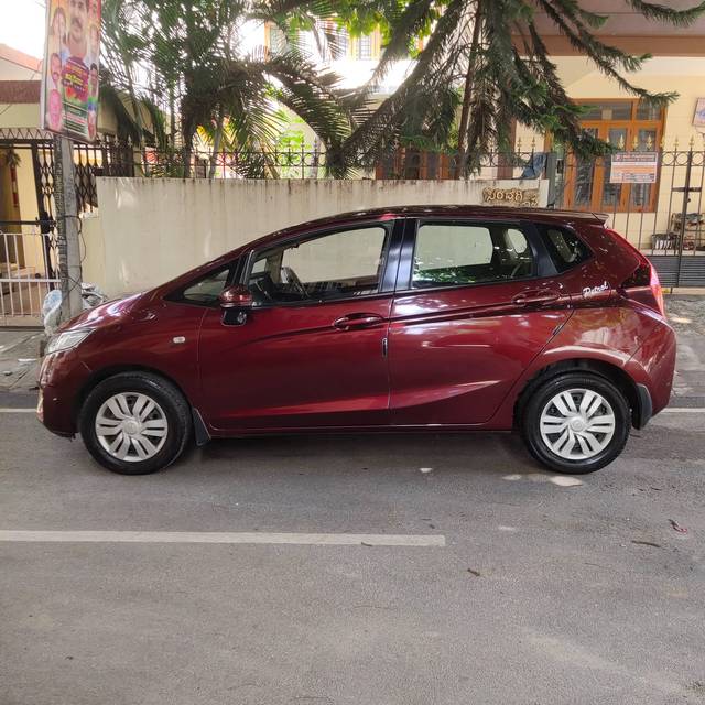 https://images10.gaadi.com/usedcar_image/4602949/original/processed_7841899a9c58a04d4d6be0f94a2a517c.jpg?imwidth=6401