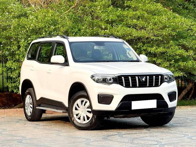 https://images10.gaadi.com/usedcar_image/4602964/original/processed_41f63953a0ac3abb0e0696adeb9990bb.jpg?imwidth=6400