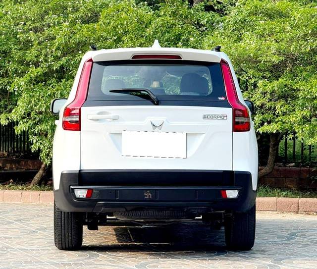 https://images10.gaadi.com/usedcar_image/4602964/original/processed_dfe126f818cbdf3888925a241fe46a09.jpg?imwidth=6402