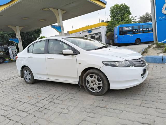 https://images10.gaadi.com/usedcar_image/4603030/original/processed_ab10f8197b53b9adf76bba298c3ec888.jpg?imwidth=6400