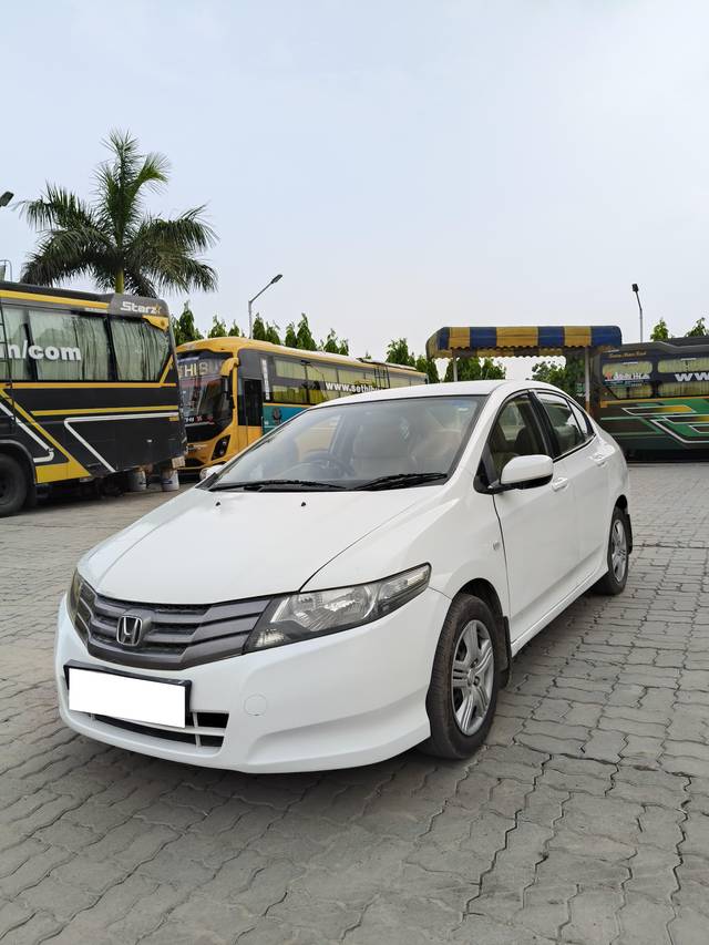 https://images10.gaadi.com/usedcar_image/4603030/original/processed_e5160ea1aec7fc39d8d0f00a8bf0027f.jpg?imwidth=6402