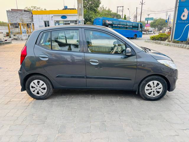 https://images10.gaadi.com/usedcar_image/4603034/original/processed_b4bdd78fdddd12d04980a5c229a600a1.jpg?imwidth=6401