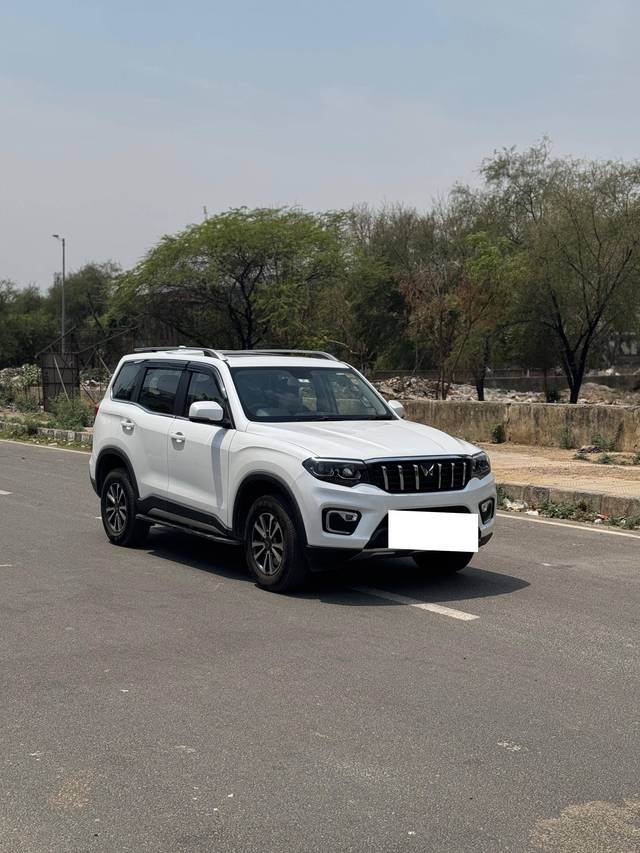 https://images10.gaadi.com/usedcar_image/4603050/original/processed_f0367bf91728cdbb52e6b1df30924dde.jpg?imwidth=6400