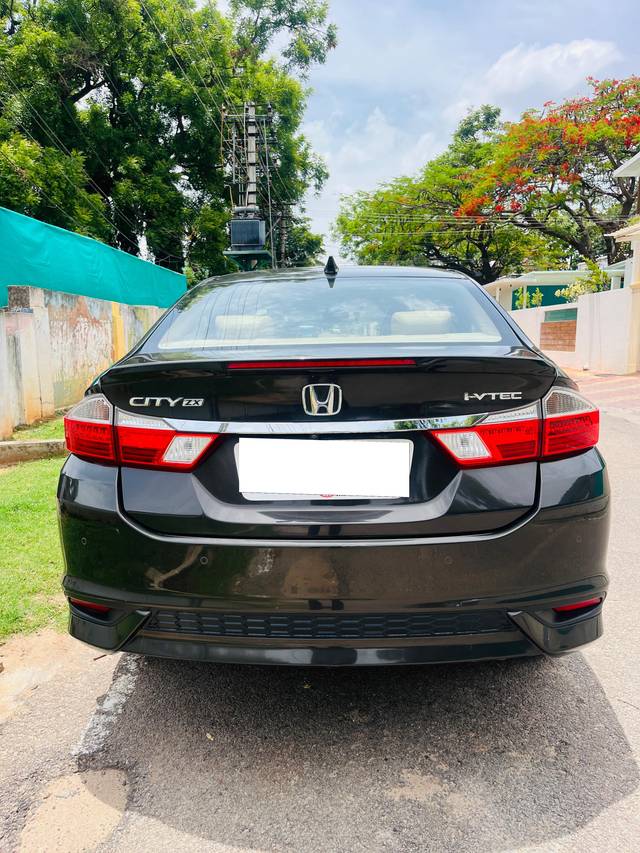 https://images10.gaadi.com/usedcar_image/4603084/original/processed_441ee1ed-0110-48ec-82c5-cae4d65bcb72.jpg?imwidth=6401