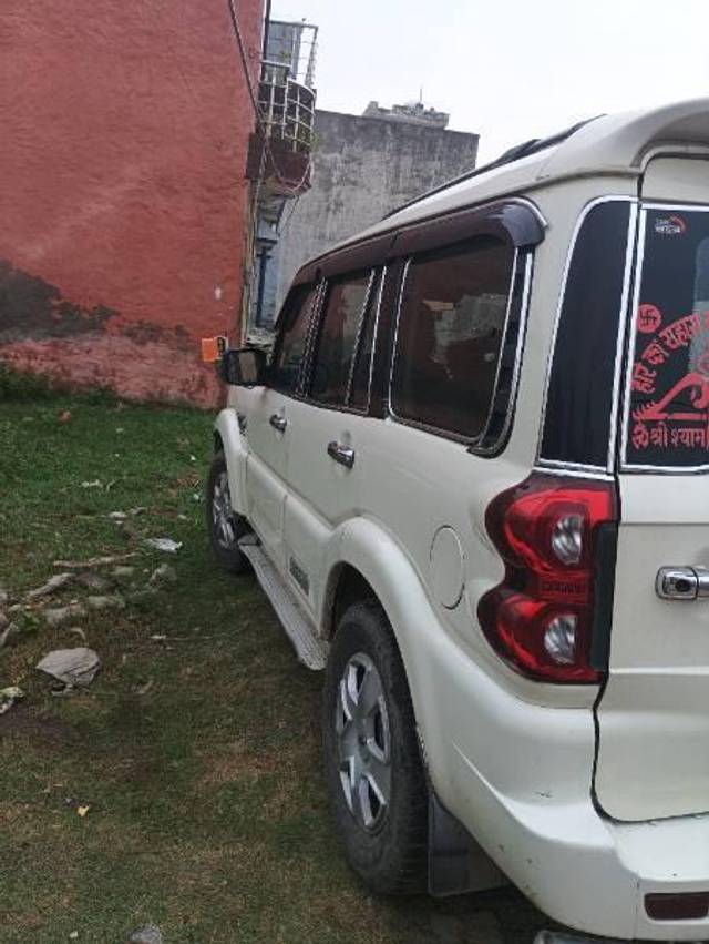 https://images10.gaadi.com/usedcar_image/4603089/original/processed_9a794448-e823-4564-9a3e-54934cc7e825.jpg?imwidth=6402