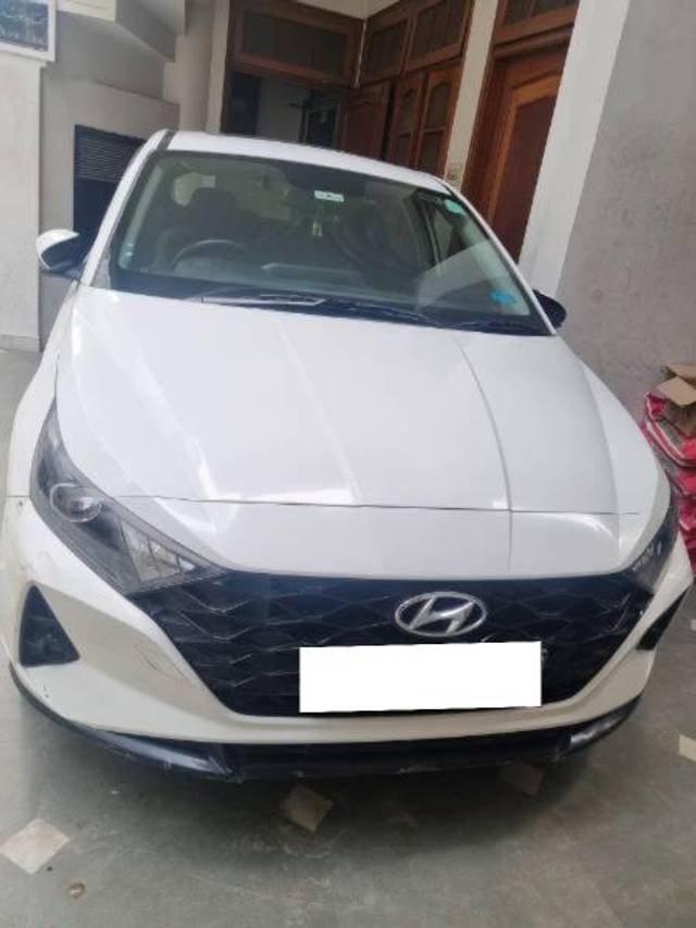 https://images10.gaadi.com/usedcar_image/4603235/original/processed_ebcf8a5f-b096-4093-aff2-a3bc09c1f2e1.jpg?imwidth=6402